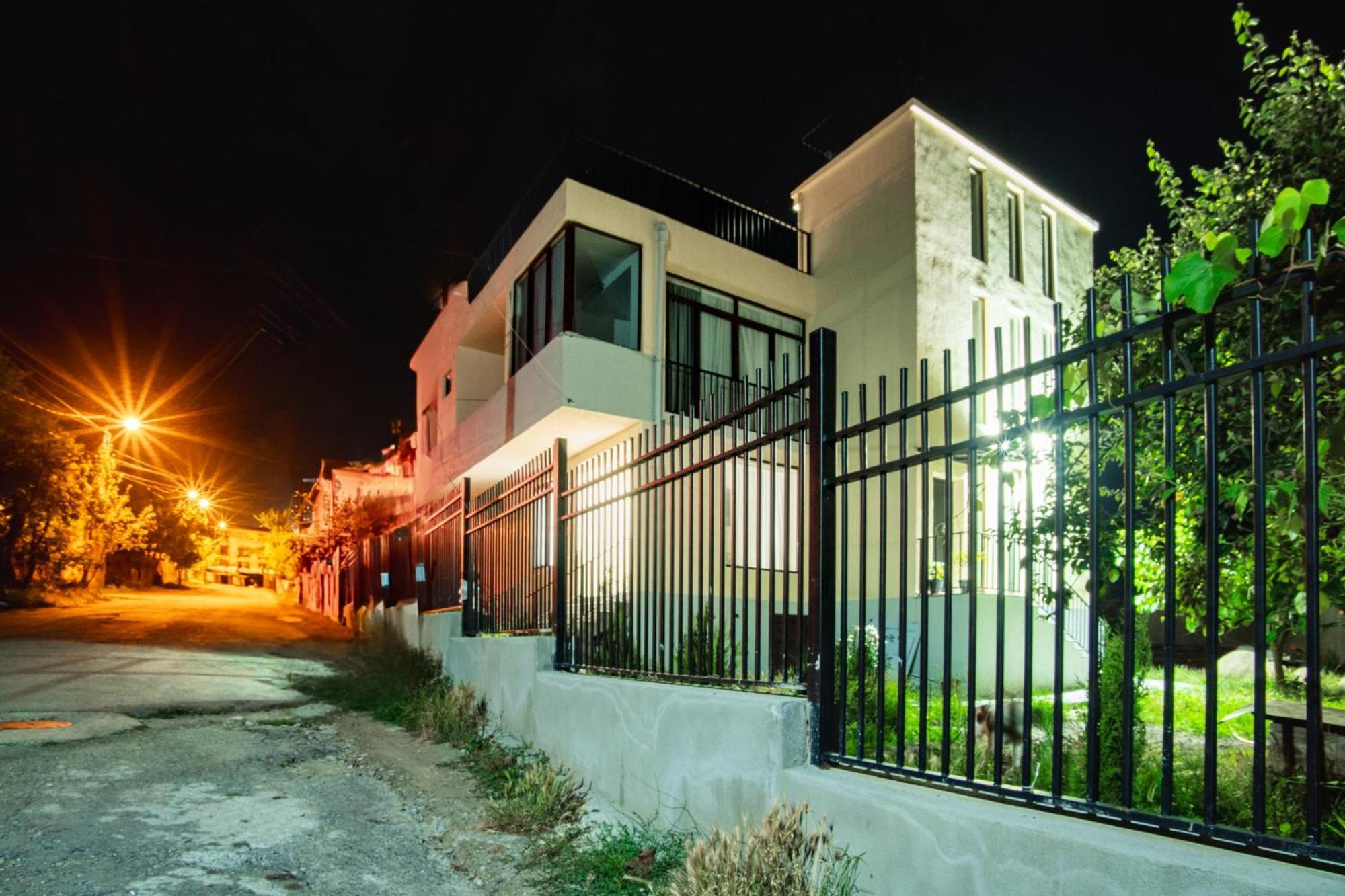Panorama Family Hotel Telavi Buitenkant foto